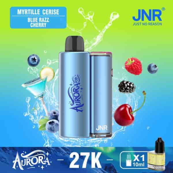 Un dispositivo di vaporizzazione blu etichettato 'AURORA' con vari frutti come mirtilli, ciliegie e lamponi, circondato da spruzzi d'acqua e caratterizzato da uno sfondo verde sfumato; include testo che indica le varietà di sapore 'Blue Razz' e 'Cherry' e una bottiglia di e-liquid.