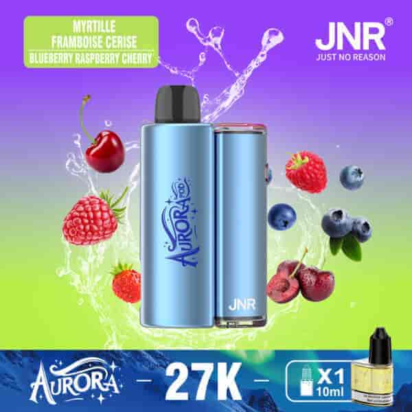 Un dispositivo di vaporizzazione blu etichettato 'Aurora pd' è ben visibile su uno sfondo colorato sfumato con spruzzi d'acqua e vari frutti di bosco tra cui mirtilli, lamponi e ciliegie, insieme a un'etichetta che descrive il sapore come 'Mirtillo Lampone Ciliegia'.'