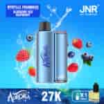 Un dispositivo di vaporizzazione blu etichettato 'AURORA' accanto a mirtilli e lamponi freschi, su uno sfondo blu brillante con spruzzi d'acqua, che pubblicizza un e-liquid al gusto di mirtillo e lampone di JNR.