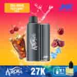 Un elegante dispositivo di vaporizzazione nero con un logo prominente, presentato su uno sfondo colorato sfumato, con ciliegie fresche, un bicchiere di cola, schizzi di liquido e cubetti di ghiaccio, che promuove un prodotto di vaporizzazione aromatizzato chiamato 'Fizzy Cherry Cola'.