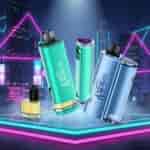 Tre dispositivi di vaporizzazione colorati in verde acqua e blu, con una piccola bottiglia di e-liquid, su uno sfondo urbano illuminato al neon.
