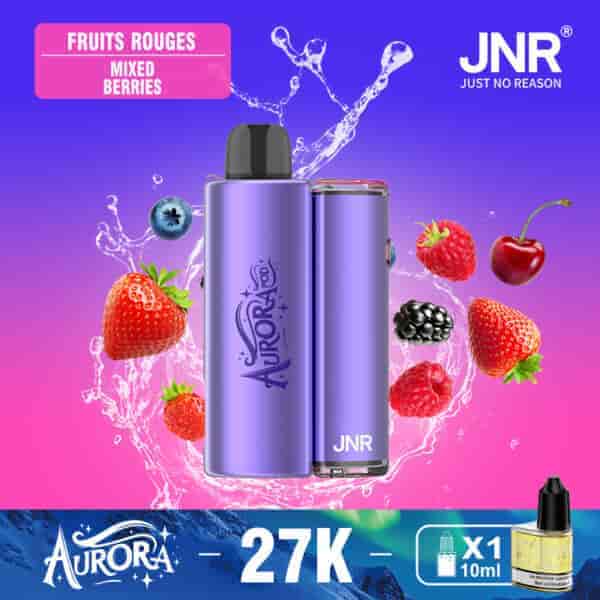 Un dispositivo di vaporizzazione viola circondato da spruzzi d'acqua e vari frutti di bosco tra cui mirtilli, fragole, lamponi, more e ciliegie, su uno sfondo sfumato di rosa e blu, con il marchio del prodotto 'Aurora' e 'JNR'.