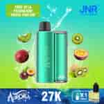 Un dispositivo di vaporizzazione turchese etichettato 'Aurora Pod' è esposto con frutta fresca tra cui un kiwi intero, metà del frutto della passione e foglie verdi, su uno sfondo vibrante sfumato con spruzzi d'acqua, che promuove il sapore 'Passion Fruit Kiwi' di JNR.