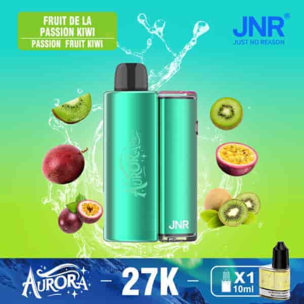Un dispositivo di vaporizzazione turchese etichettato 'Aurora Pod' è esposto con frutta fresca tra cui un kiwi intero, metà del frutto della passione e foglie verdi, su uno sfondo vibrante sfumato con spruzzi d'acqua, che promuove il sapore 'Passion Fruit Kiwi' di JNR.