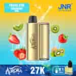 Un dispositivo di vaporizzazione dorato etichettato 'Aurora' circondato da fragole fresche e kiwi su uno sfondo blu e giallo brillante, con un testo che indica il sapore 'Fragola Kiwi' e una bottiglia di succo con un tappo giallo sotto.