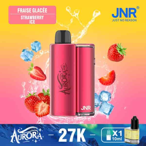 Un dispositivo di vaporizzazione rosa etichettato 'Aurora' e 'JNR', circondato da fragole fresche e cubetti di ghiaccio, su uno sfondo giallo e rosa sfumato con spruzzi d'acqua, che promuove il sapore 'Fraise Glacée Strawberry Ice'.