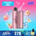Un dispositivo da svapo rosa con il logo 'AURORA PD' accanto a pesche fresche e cubetti di ghiaccio, su uno sfondo colorato sfumato con spruzzi d'acqua, che promuove il sapore 'Summer Peach Ice'.