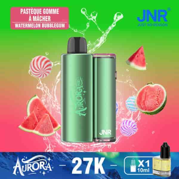 Un dispositivo di vaporizzazione verde etichettato 'Aurora' accanto ad angurie e caramelle colorate, con uno sfondo di vivaci colori sfumati, che mostra il suo sapore di gomma da masticare all'anguria.