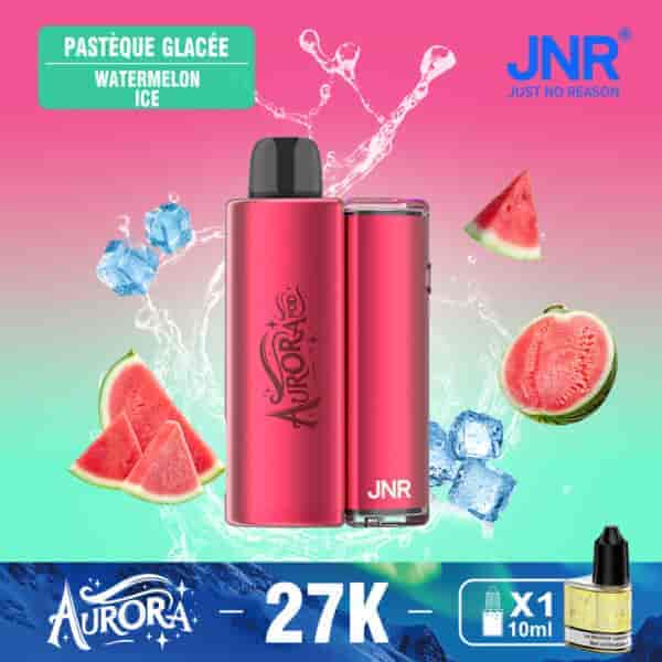 Un dispositivo di vaporizzazione rosa etichettato 'Aurora Pod' circondato da cubetti di ghiaccio e fette di anguria, con il testo 'Watermelon Ice' in francese e inglese in alto e una bottiglia di e-liquid gialla in basso etichettata con informazioni sulla nicotina.