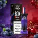Dispositivo de vapeo Crown Bar Al Fakher 60K E Hose X con botella azul violeta, caja con la etiqueta 60K, arándanos y cerezas al fondo.