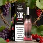 Una botella de vaporizador de uvas Crown Bar 60K E Hose X con una caja negra que muestra la marca Crown Bar, rodeada de uvas y grosellas rojas en un entorno similar a un viñedo.