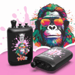 Czarny mod vape i czarna kapsuła z kolorowym szympansem w stylu graffiti, w okularach przeciwsłonecznych i koronie, z różową grafiką powitalną i tekstem 140K na modzie.