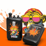 Jasne czarne puszki ze sprayem z kolorową ilustracją małpy i pomarańczową grafiką; pogrubiony tekst “140K” i logo korony Bang Blaze z przodu, duża kolorowa małpa w tle z różowymi okularami przeciwsłonecznymi.