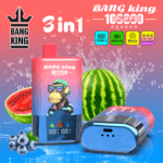 Jasnoczerwony i niebieski wyświetlacz produktów vape Bang King “3 w 1” z maskotką małpy, pluskiem wody, arbuzem, jagodami i niebieskim urządzeniem USB-C; zawiera ikony typu C, 850 mAh, cewkę siatkową i ekran LED.