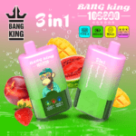 Trzy kolorowe butelki Bang King 3 w 1 z owocowymi etykietami w kolorze różowym do zielonym, dookoła owoce tropikalne i różowym tłem z tekstem produktu i ikonami.