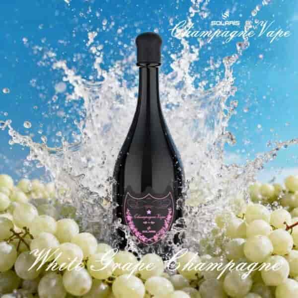 Una botella de champán oscuro con una etiqueta decorativa rosa, salpicando agua entre uvas blancas, contra un cielo azul brillante.