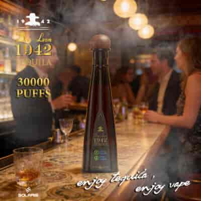 Eine große dunkle Flasche Don Leon 1942 Tequila auf einer Bartheke mit einer rauchigen Clubszene im Hintergrund und verschwommenen Gästen, goldenem Text mit der Aufschrift 30000 PUFFS und Tequila genießen, Dampf genießen.