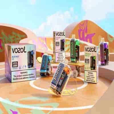 Gamme colorée de produits de vape VOZOL présentée sur une scène de skate park pastel de style rétro avec des boîtes et des bouteilles de différentes couleurs, sur fond de ciel lumineux.