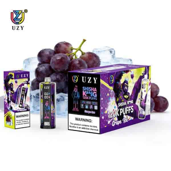 Różne pudełka produktów vape UZY i urządzenie vape ułożone z winogronami i kostkami lodu w tle, jasnofioletowe opakowanie i odważna etykieta “Shisha King 120K Puffs”.