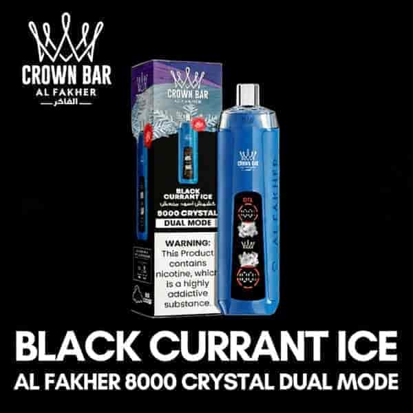 Blå rektangulär vape-enhet med en svartvit varningsetikett, förpackningslåda och Crown Bar-logga; texten lyder Black Currant Ice, Al Fakher 8000 Crystal Dual Mode.