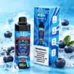 Bouteille de vape aromatisée à la glace aux bleuets avec une étiquette bleue comportant un logo de gorille aux yeux rouges, à côté d'une boîte bleue assortie; de bleuets glacés et de glaçons en arrière-plan.