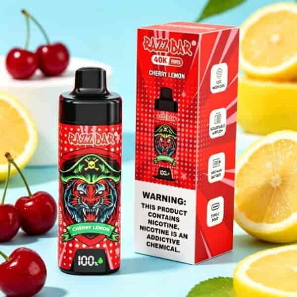Appareil à vape RazBār cerise et citron avec une bouteille à motifs rouges à côté de sa boîte, comportant un graphique de démon et une étiquette d'avertissement.