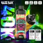 Bouteille de vape aromatisée à la limonade rose RAZZ BAR avec un capuchon noir, une étiquette rouge vif et un emblème de crâne;, un dispositif à dosettes jetables assorti se trouve à droite sur un fond abstrait néon.