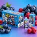 Assortiment de boîtes de vape aromatisées aux myrtilles et aux framboises et une bouteille, avec des myrtilles et des framboises entourant l'emballage sur fond bleu.