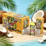 Scène de plage tropicale lumineuse avec un emballage en boîte jaune et une bouteille de jus de vape étiquetée " COCO LOCO " à côté d'une noix de coco coupée et de feuilles de palmier.