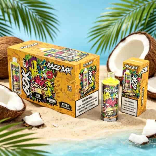 Scène de plage tropicale lumineuse avec un emballage en boîte jaune et une bouteille de jus de vape étiquetée " COCO LOCO " à côté d'une noix de coco coupée et de feuilles de palmier.