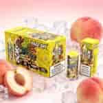 Boîtes de produits Razz Bar jaune vif avec des glaçons, une bouteille et une boîte plus petite, entourées de pêches sur fond rose.