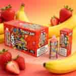 Emballage rouge vif des produits de vape Razz Bar au goût fraise-banane, entouré de bananes et de fraises mûres dans un décor sur le thème tropical.