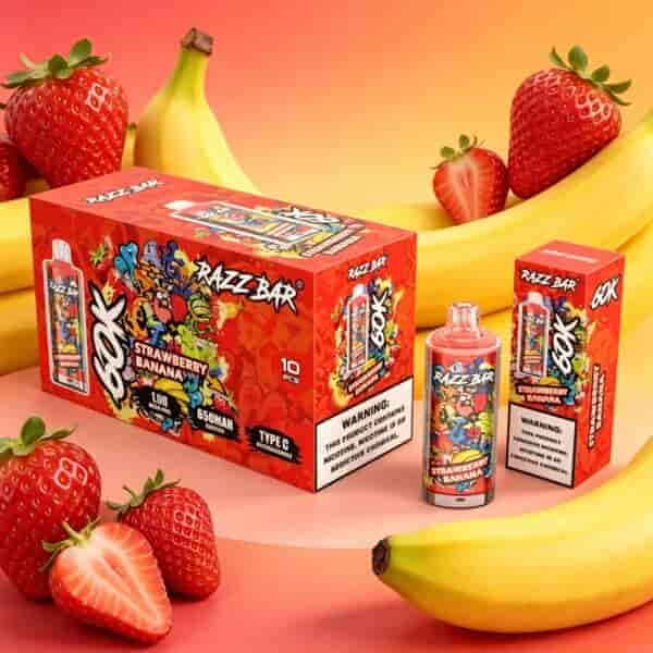 Emballage rouge vif des produits de vape Razz Bar au goût fraise-banane, entouré de bananes et de fraises mûres dans un décor sur le thème tropical.