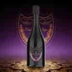 Une élégante bouteille noire de champagne pétillant debout avec une étiquette ornementale rose, sur un fond violet avec un blason doré et un motif décoratif.