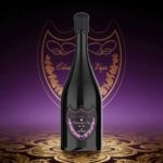 Une grande bouteille de champagne foncé avec une finition noire brillante et une étiquette bordée de rose, sur un fond dégradé violet avec des motifs dorés.