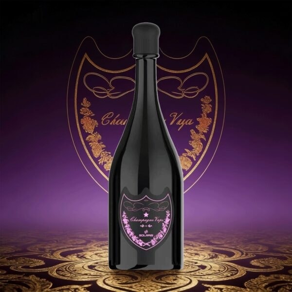 Une grande bouteille de champagne foncé avec une finition noire brillante et une étiquette bordée de rose, sur un fond dégradé violet avec des motifs dorés.