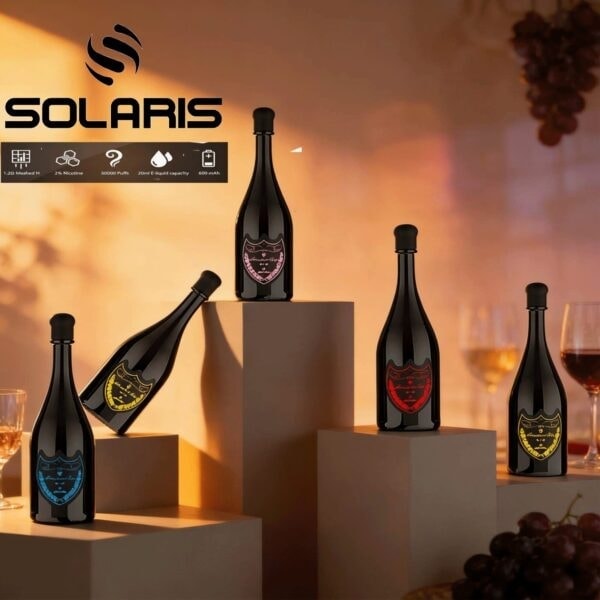 Verres et cinq bouteilles sombres avec des étiquettes de bouclier colorées disposées sur des blocs beiges, fond chaud avec logo Solaris en haut à gauche.