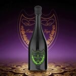 Une grande bouteille de champagne foncée avec un bouchon noir givré et une étiquette à écusson vert orné.