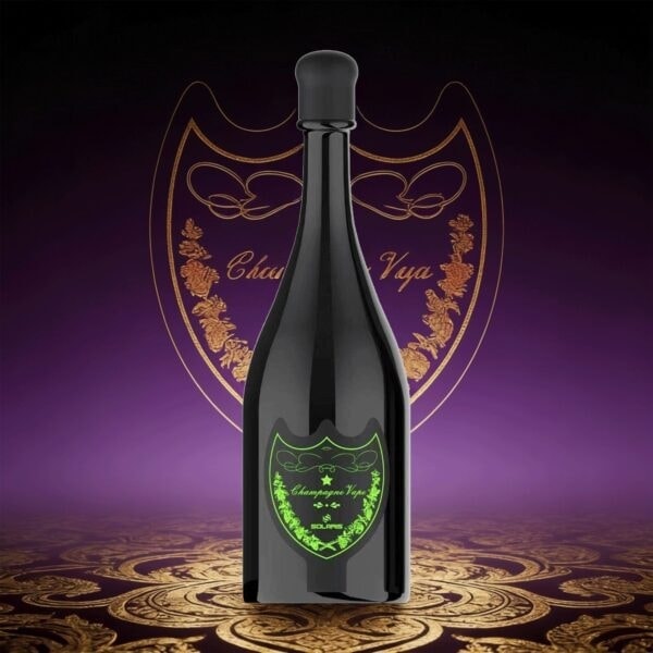 Une grande bouteille de champagne foncée avec un bouchon noir givré et une étiquette à écusson vert orné.
