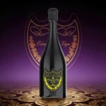 Une grande bouteille de champagne foncé avec une capsule noire et une étiquette jaune ornée, sur un fond violet avec des motifs dorés.