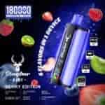 Dispositivo de vapeo Stagbar Berry Edition en azul y negro con pantalla digital, rodeado de bayas y rodajas de fruta sobre un fondo azul oscuro con temática espacial; incluye lista de sabores e íconos de productos.
