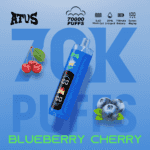 Vape-Gerät mit Blueberry-Kirsch-Geschmack, großem blauem Hintergrundtext, Kirschen und Blaubeeren und den Worten BLUEBERRY CHERRY unten.