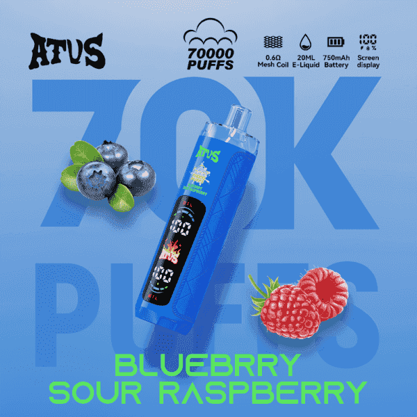 Ein blaues E-Zigarettengerät mit schwarzem Digitaldisplay neigt sich diagonal, umgeben von Blaubeeren und Himbeeren auf einem blauen Hintergrund mit Farbverlauf und fettem Text und Logos. Auf dem Geschmacksetikett steht „Blueberry Sour Raspberry“.