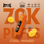 Vape-Gerät mit orangefarbenem geometrischem Muster, umgeben von Mangoscheiben, großem orangefarbenem “70K PUFFS”-Text und “COOL MANGO”-Etikett auf der Flasche, pfirsich-orangefarbener Hintergrund mit Farbverlauf.