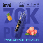 Ein blaues Dampfgerät mit der Aufschrift AFUS und Ananas-Pfirsich-Geschmack, umgeben von einer Ananas und Pfirsichen, vor einer großen “70K PUFFS”-Grafik und den Worten PINEAPPLE PEACH.