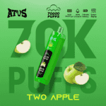 Zwei Vape-Geräte im Apfel-Design mit grünem Körper, umgeben von geschnittenen Äpfeln auf hellgrünem Hintergrund, Text “TWO APPLE” unten.
